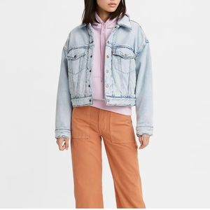 Levi’s Women’s Denim Padded Blue Trucker Jean Jacket Size Large NWT